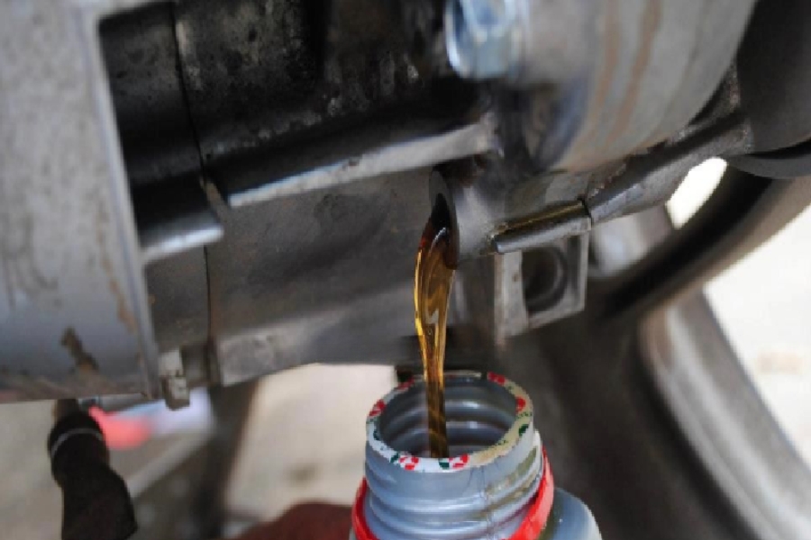 Quy trình thay nhớt máy ép nhựa không làm lẫn tạp chất