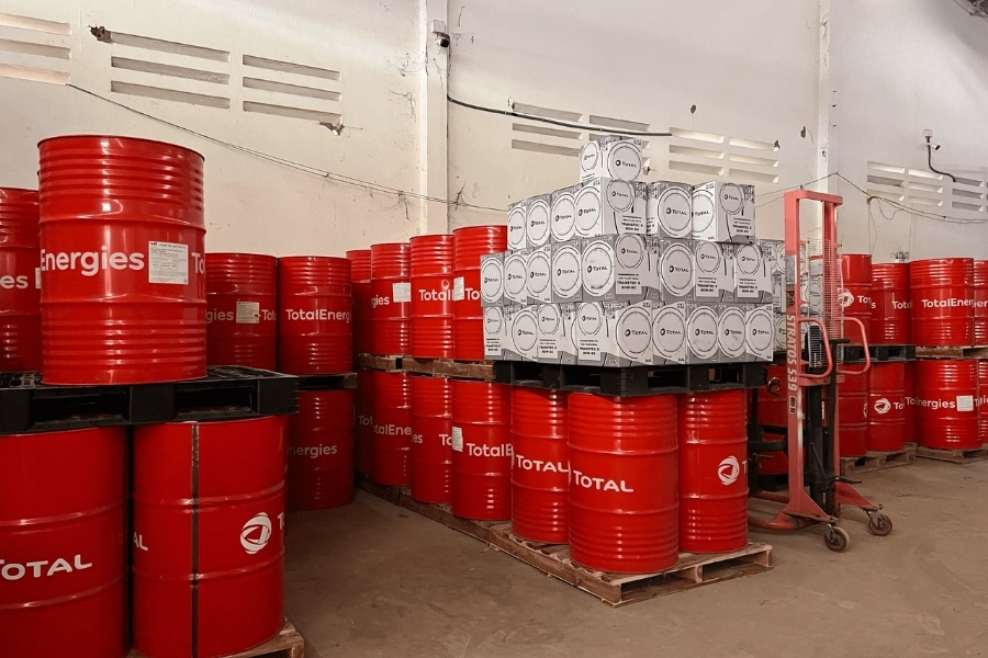 Review dầu nhớt máy ép nhựa Total: Hiệu suất & độ bền